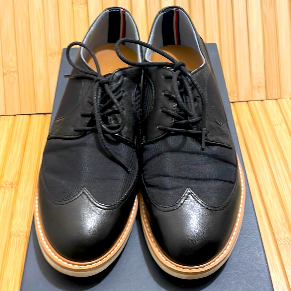Tommy Hilfiger black leather wing tip flats/shoes, size 7.5